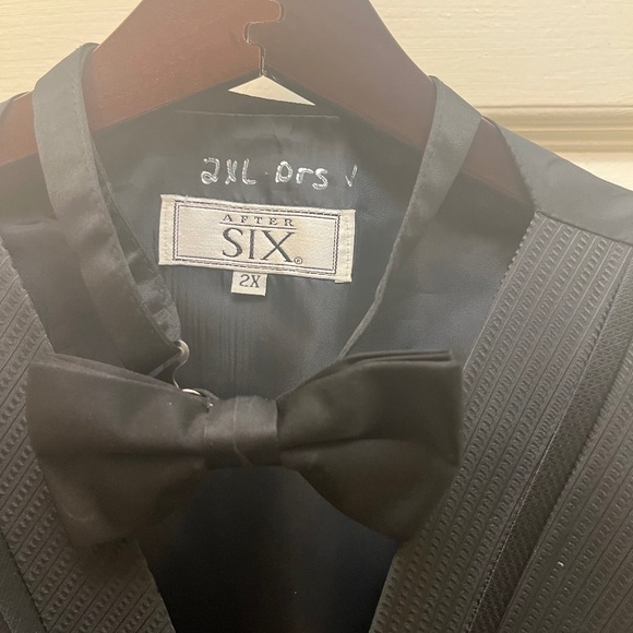Mens black tux vest and bow tie - Picture 2 of 2